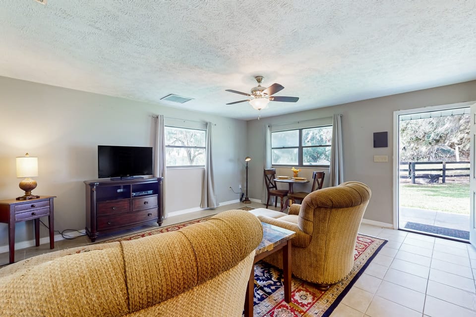 1 BR Guesthouse w/ Full Kitchen & Lake View Apartment in Florida
