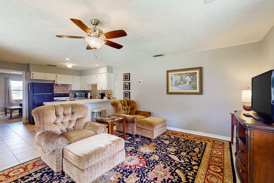1 BR Guesthouse w/ Full Kitchen & Lake View Apartment in Florida