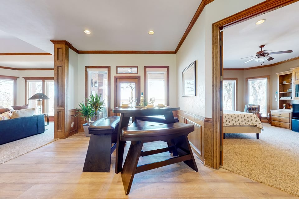 Lakefront Estate: Stunning Views, Deck, Bar & Dock House in Texas