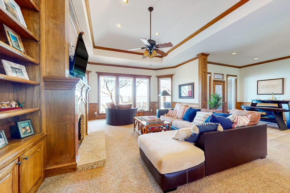 Lakefront Estate: Stunning Views, Deck, Bar & Dock House in Texas
