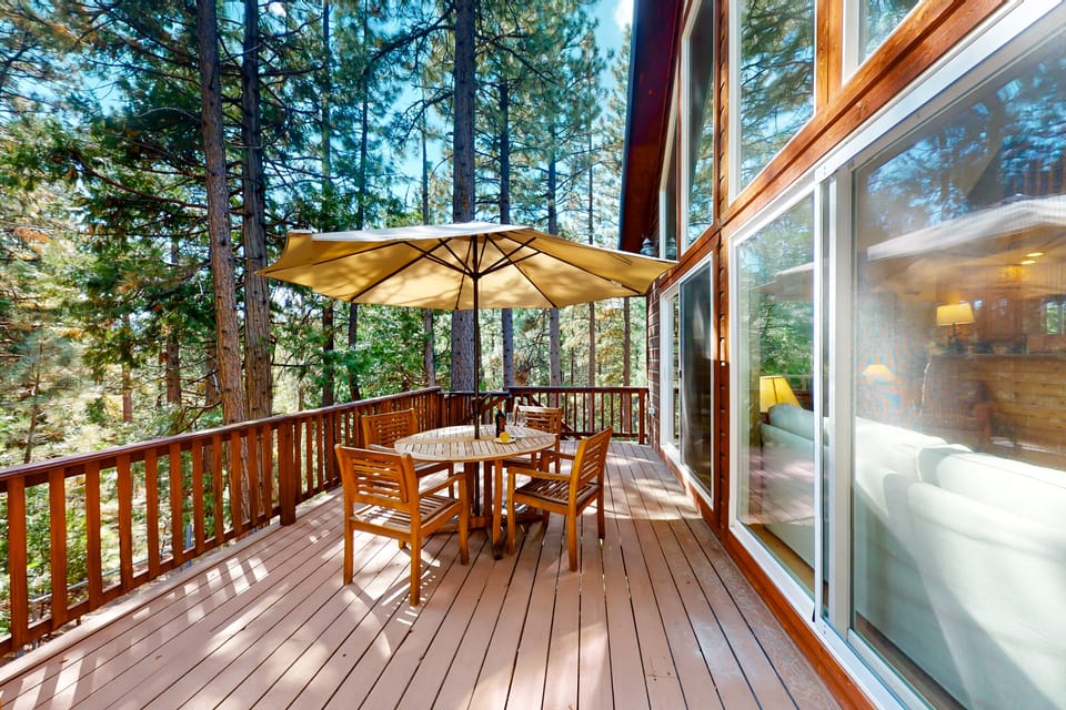Projector & Deck! Family Cabin, 4 Mi to Lake Davis House in Sierra Nevada