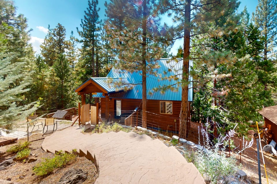 Projector & Deck! Family Cabin, 4 Mi to Lake Davis House in Sierra Nevada