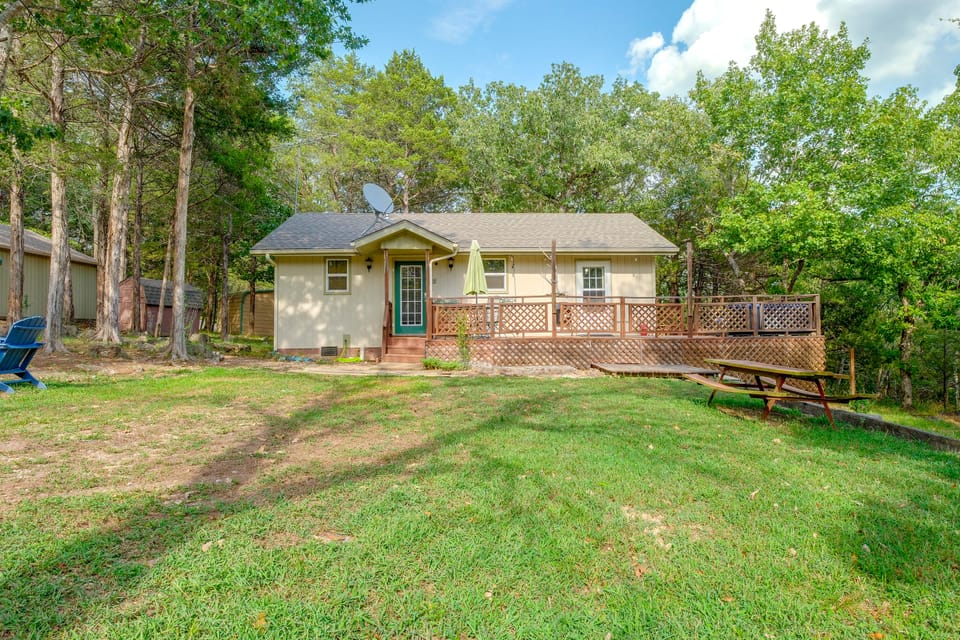 Relax at 'The Cove' Waterfront Getaway House in Roaring River Township