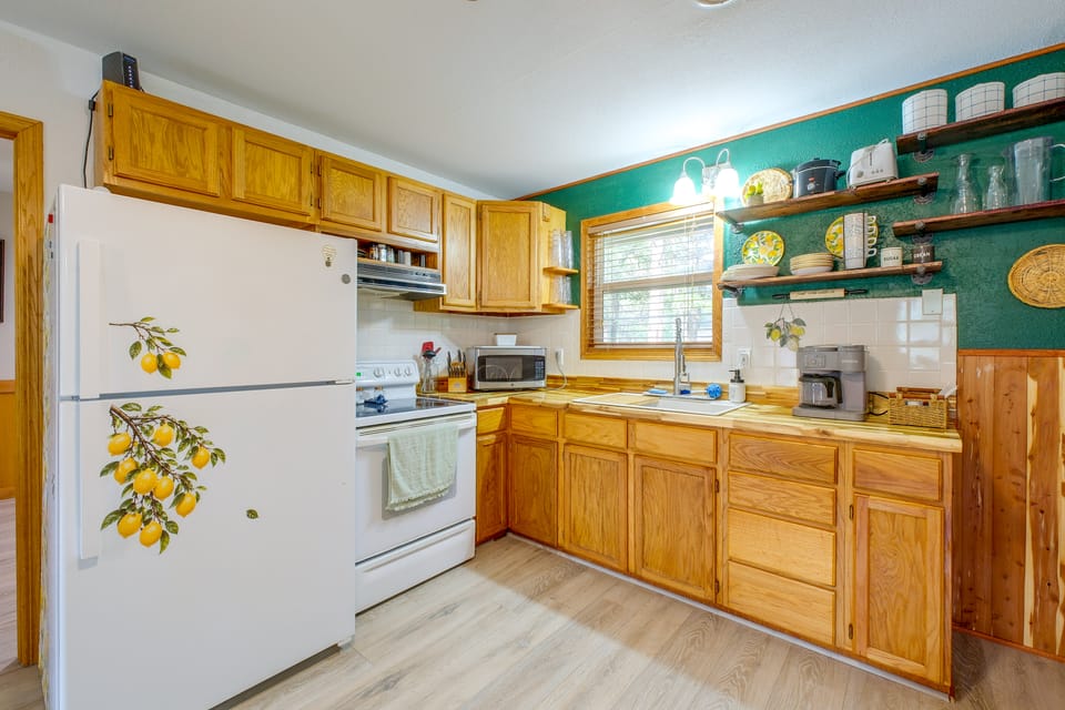 Relax at 'The Cove' Waterfront Getaway House in Roaring River Township