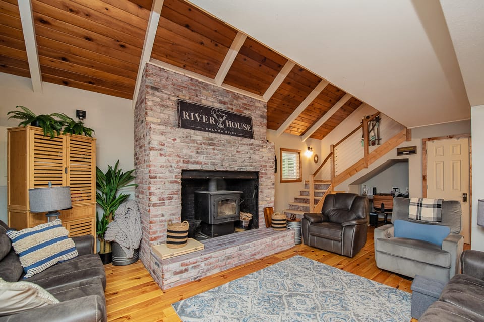 Riverfront Home w/ Views in Kalama, Pets Welcome! House in Washington