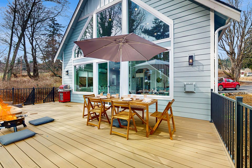 Hot Tub & Mtn Views: Lummi Island Home Near Beach House in Lummi Island