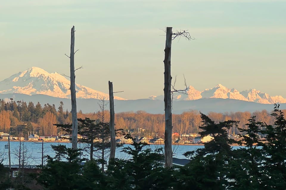 Hot Tub & Mtn Views: Lummi Island Home Near Beach House in Lummi Island
