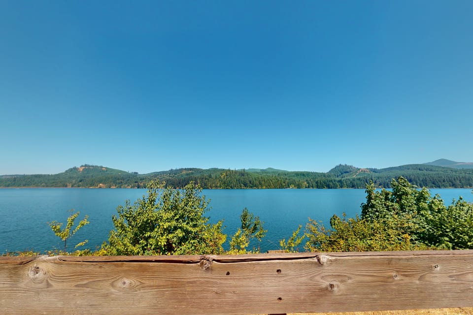 100 Yards to Foster Lake! Family Home w/ Hot Tub House in Willamette Valley