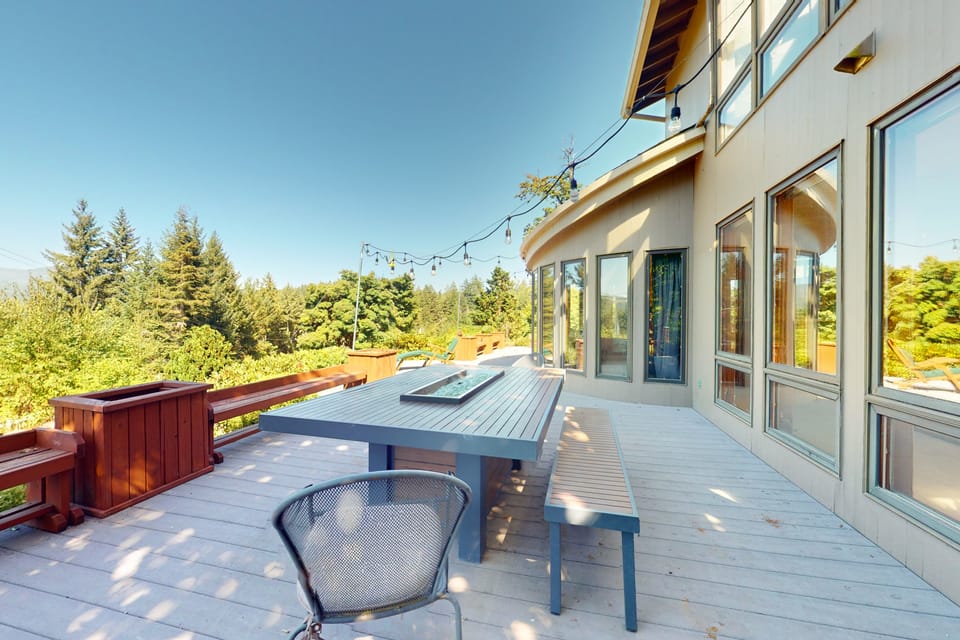 100 Yards to Foster Lake! Family Home w/ Hot Tub House in Willamette Valley