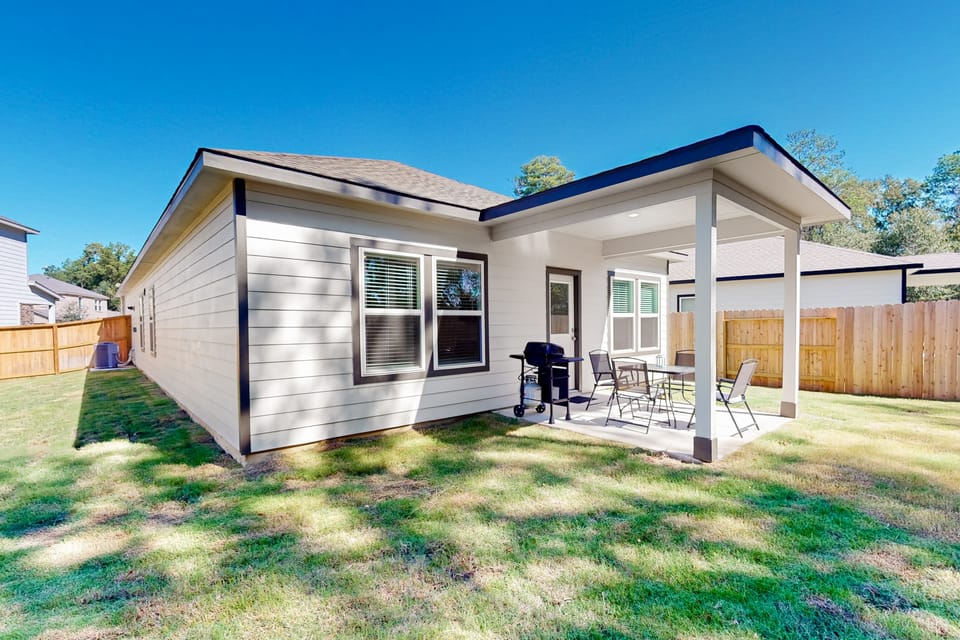 Patio Dining & Yard: Porter Escape, 3 Mi to Golf House in Kingwood