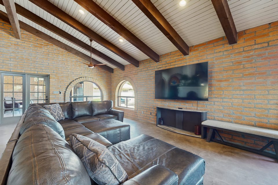Peaceful, Spacious, Luxury Backyard, Putting Green House in Scottsdale