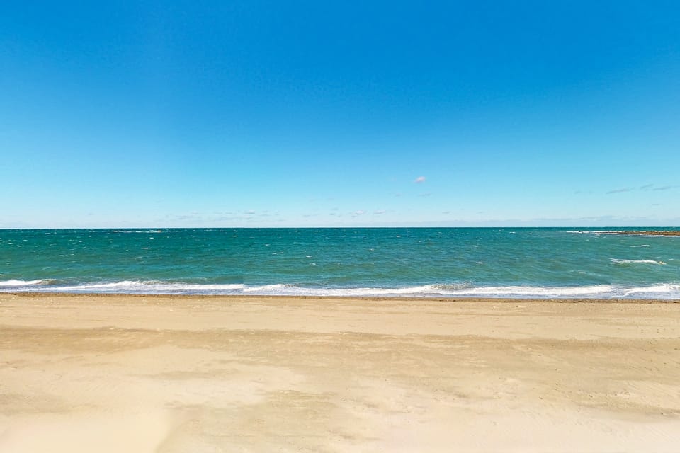 Walk to Sandhills Beach! Sunny Group Getaway House in Scituate