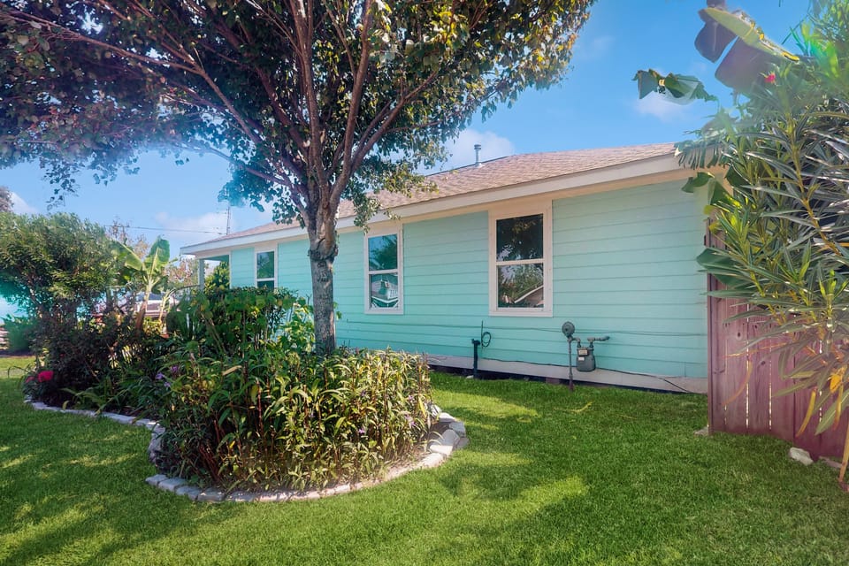 3BR Coastal Home w/ Coastal Design- Steps to Sand House in Galveston Island