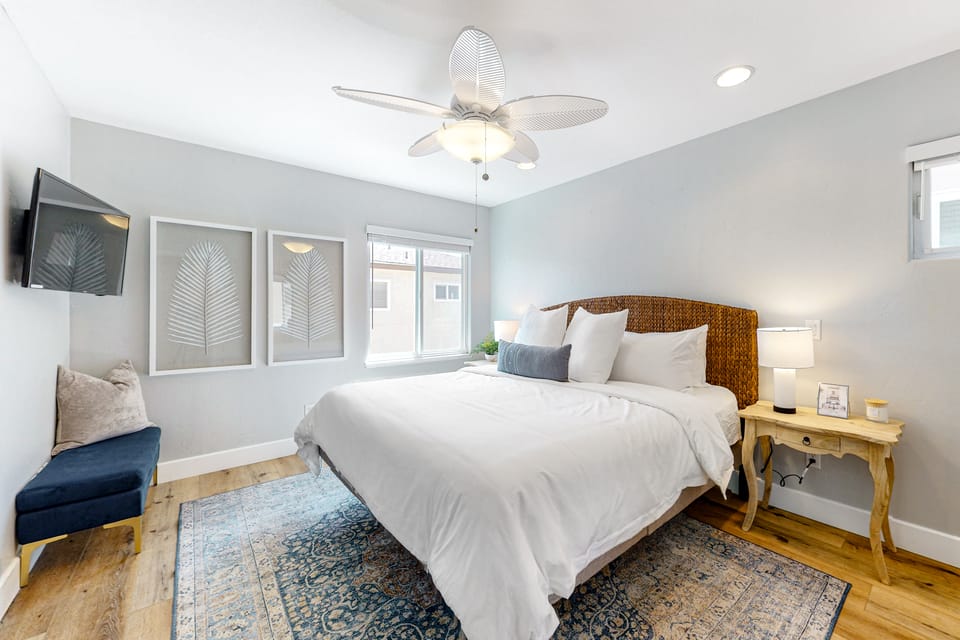 Walk to Mission Beach: Centrally Located Townhome House in Mission Beach