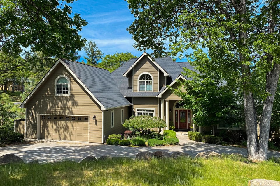 Hot Tub & Sauna! Outdoor Basecamp in Klamath Falls House in Oregon