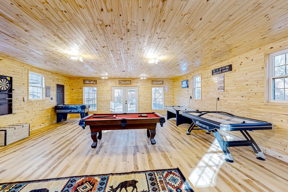 12 Mi to Downtown: Hot Tub, Fire Pit Game Room! House in Indiana