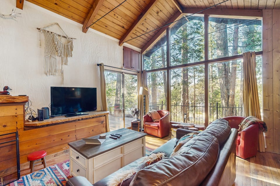 1BR Cozy Cabin Close to Lake Arrowhead & Sky Park House in Lake Arrowhead