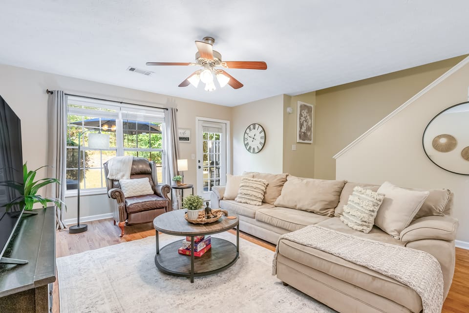 Seasonal Pool Access & Patio: Auburn Getaway! Apartment in Auburn
