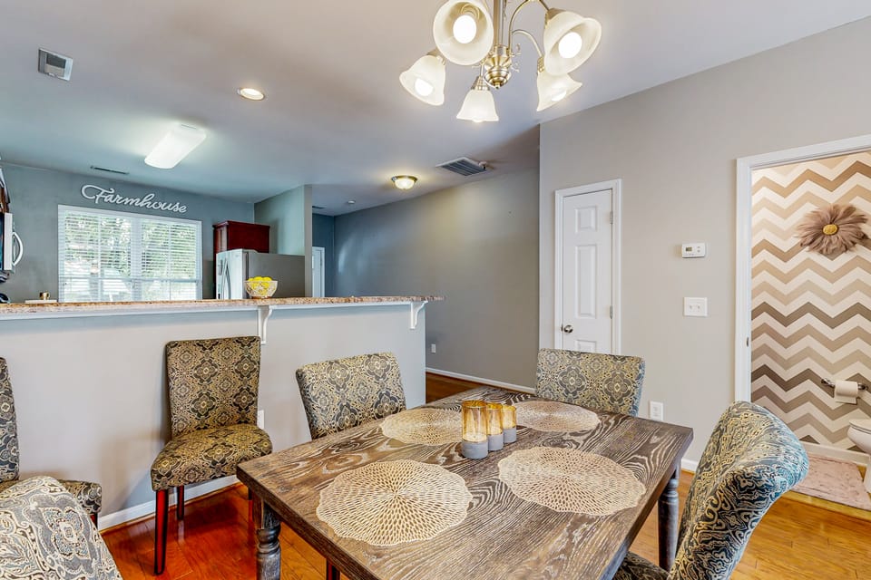 7 Mi to Dtwn Winston-Salem! Townhouse w/ Pool Apartment in Winston-Salem