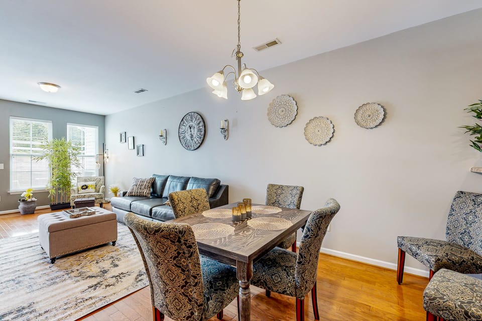7 Mi to Dtwn Winston-Salem! Townhouse w/ Pool Apartment in Winston-Salem