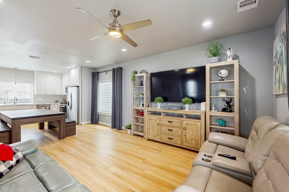 3 BR Home w/ billiards & ping pong, Near Downtown House in Houston