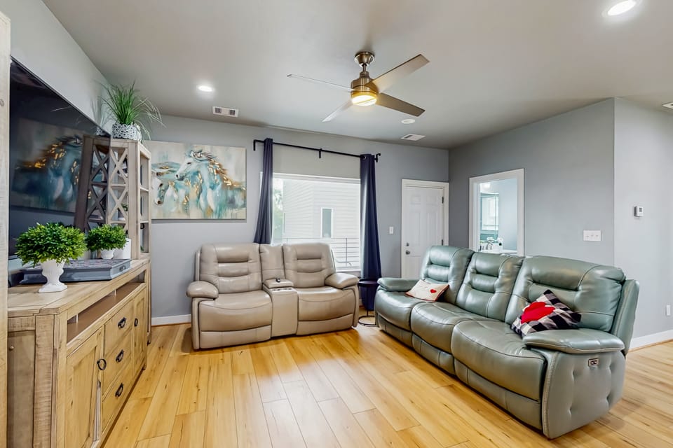3 BR Home w/ billiards & ping pong, Near Downtown House in Houston