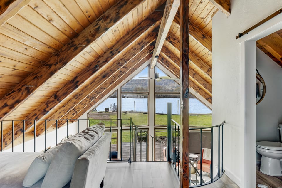 Private Dock! 'Escape on the River' in Cathlamet House in Washington