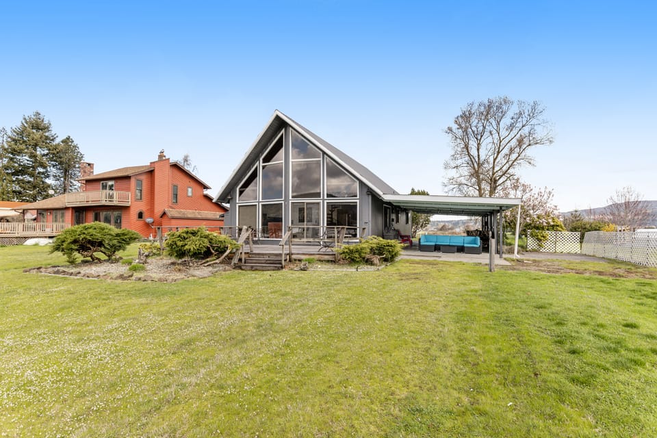 Private Dock! 'Escape on the River' in Cathlamet House in Washington