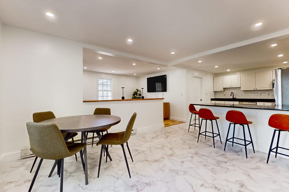 Shop, Dine, Unwind! Gateway to Boston Sights House in Chelsea