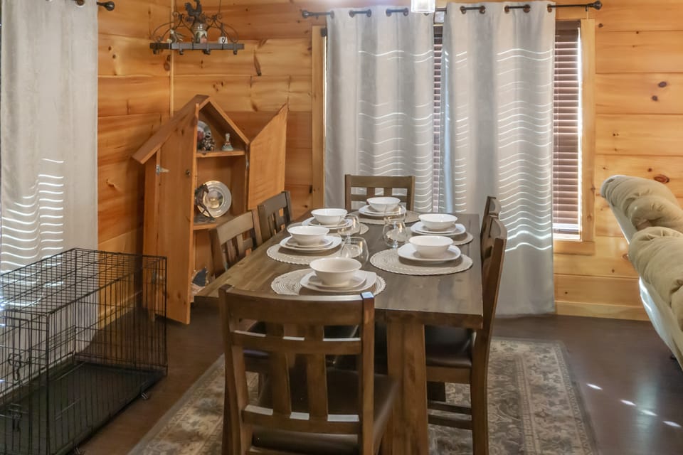 1 Mi to Parkway! Hot Tub Hideaway in Pigeon Forge House in Pigeon Forge