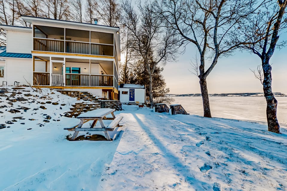 Waterfront Escape on Long Lake! Ski, Paddle + Play House in Maine