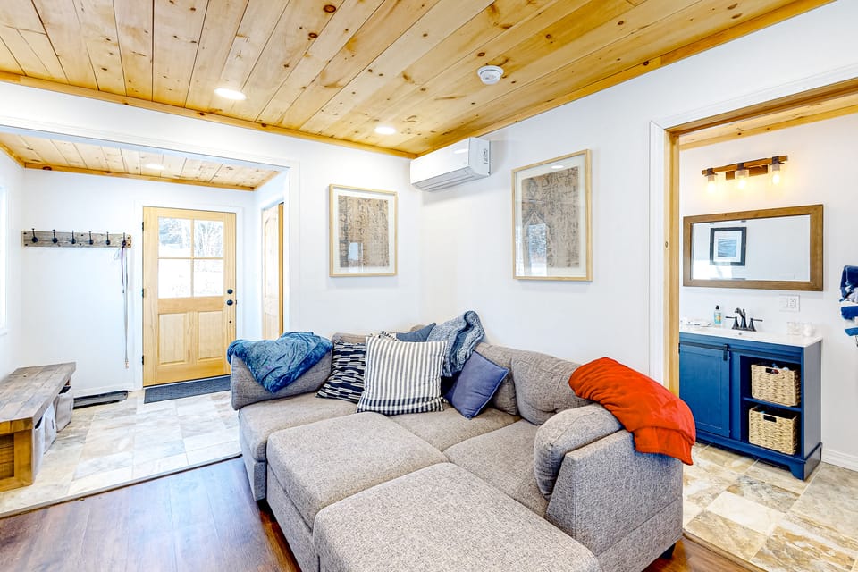 Waterfront Escape on Long Lake! Ski, Paddle + Play House in Maine
