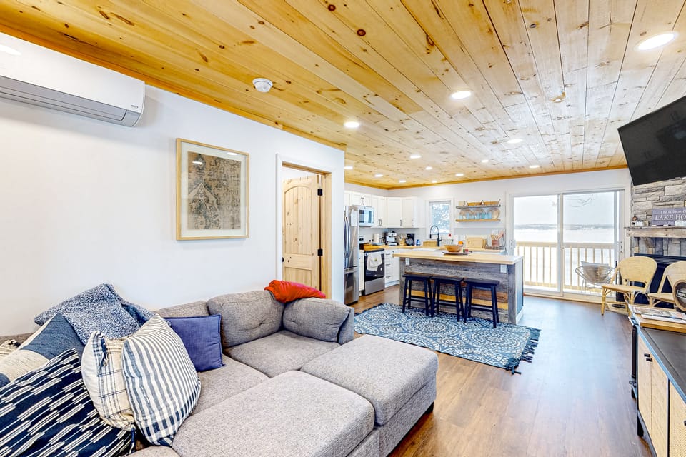 Waterfront Escape on Long Lake! Ski, Paddle + Play House in Maine