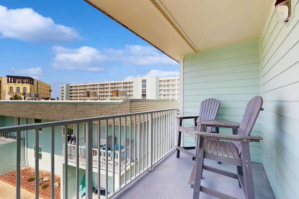 Steps to Pool & Ocean! Fort Walton Beach Retreat Apartment in Okaloosa Island