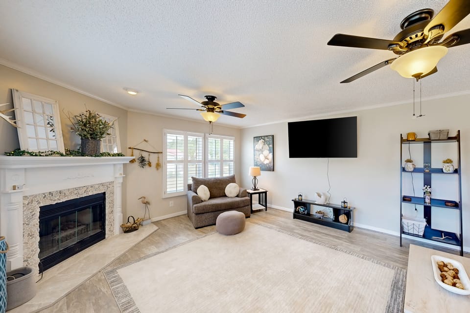 Renovated Retreat w/ Private Pool & Hot Tub House in Lake Marion