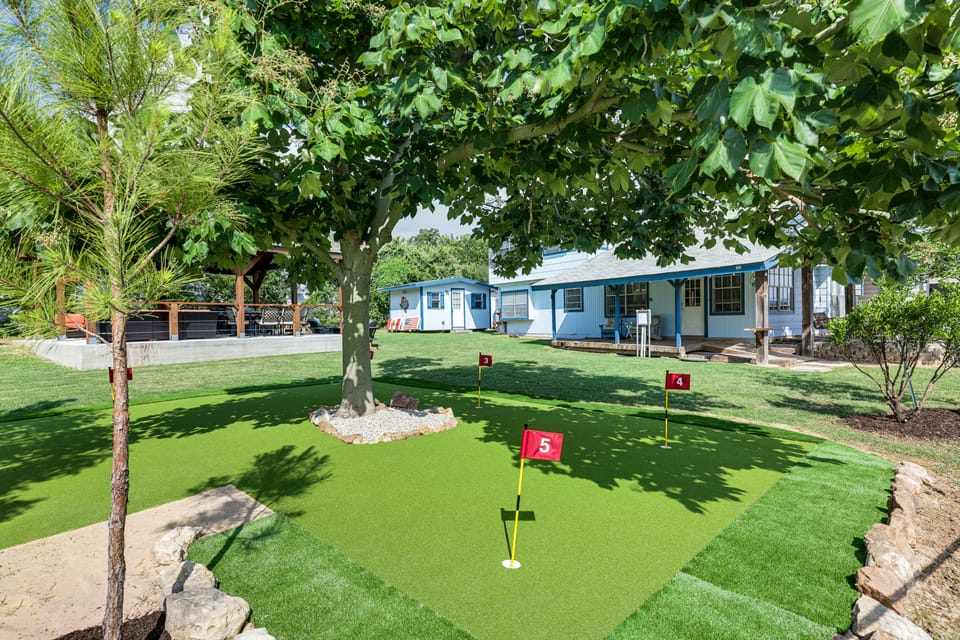 Nautical Home w/ Paddleboard, Walk to Lake House in Kingsland