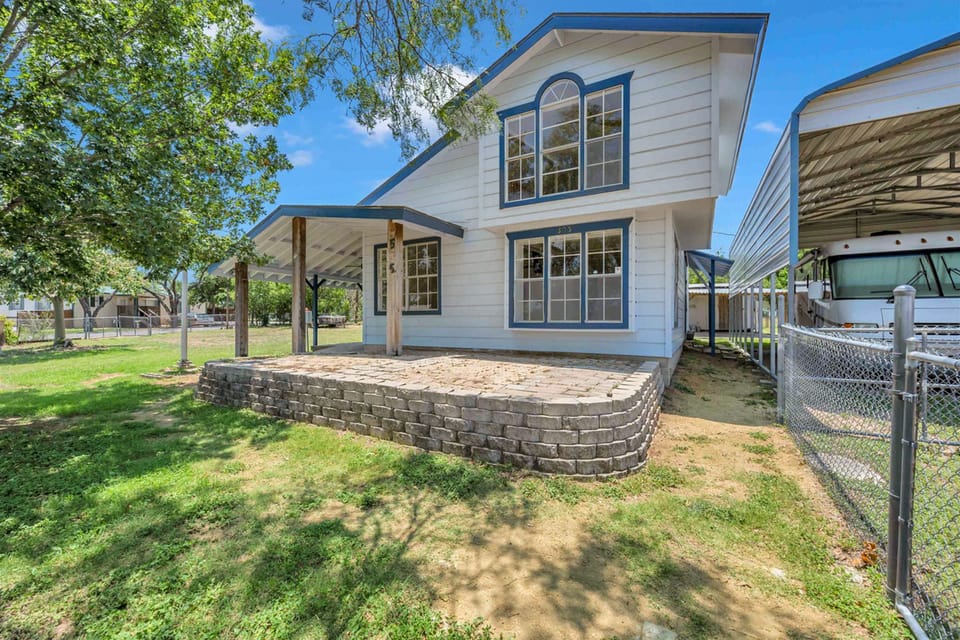 3BR Nautical Home w/ Paddleboard, Walk to Lake House in Kingsland