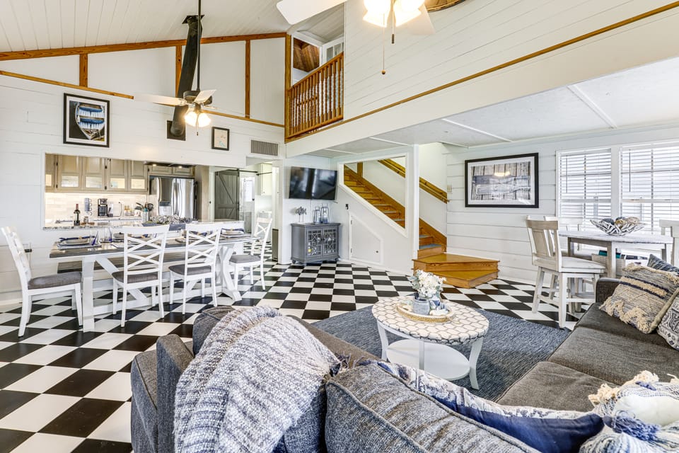 Nautical Home w/ Paddleboard, Walk to Lake House in Kingsland