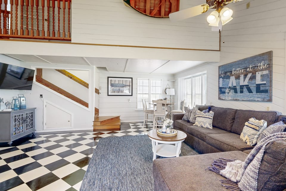 3BR Nautical Home w/ Paddleboard, Walk to Lake House in Kingsland