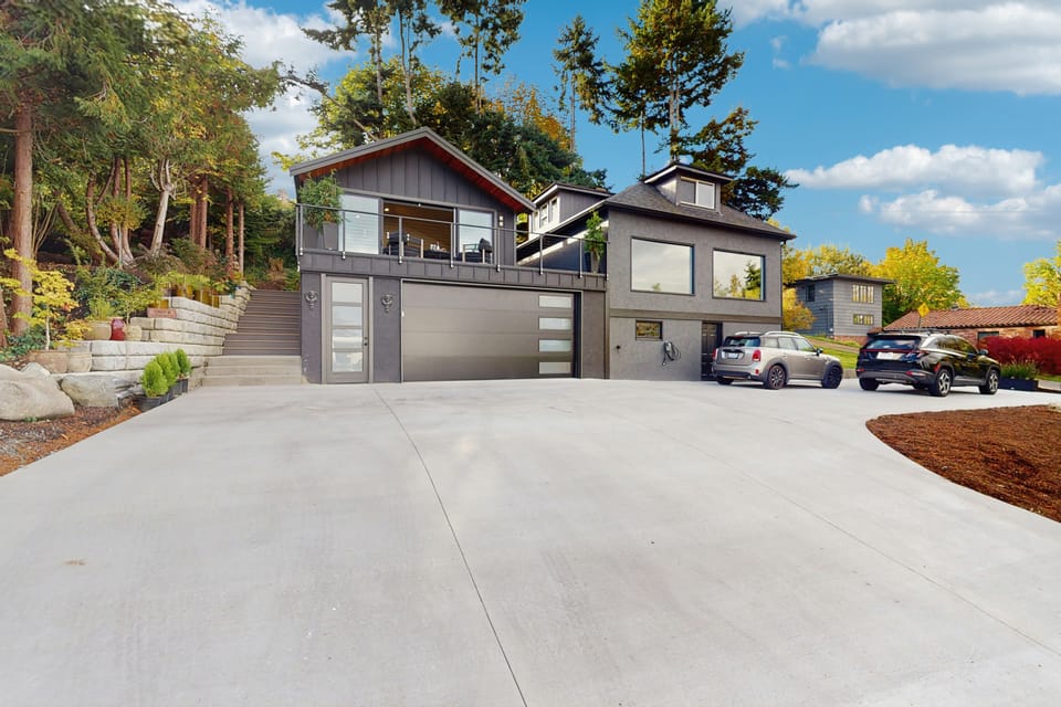 Mtn & Puget Sound Views at Mukilteo Retreat House in Mukilteo