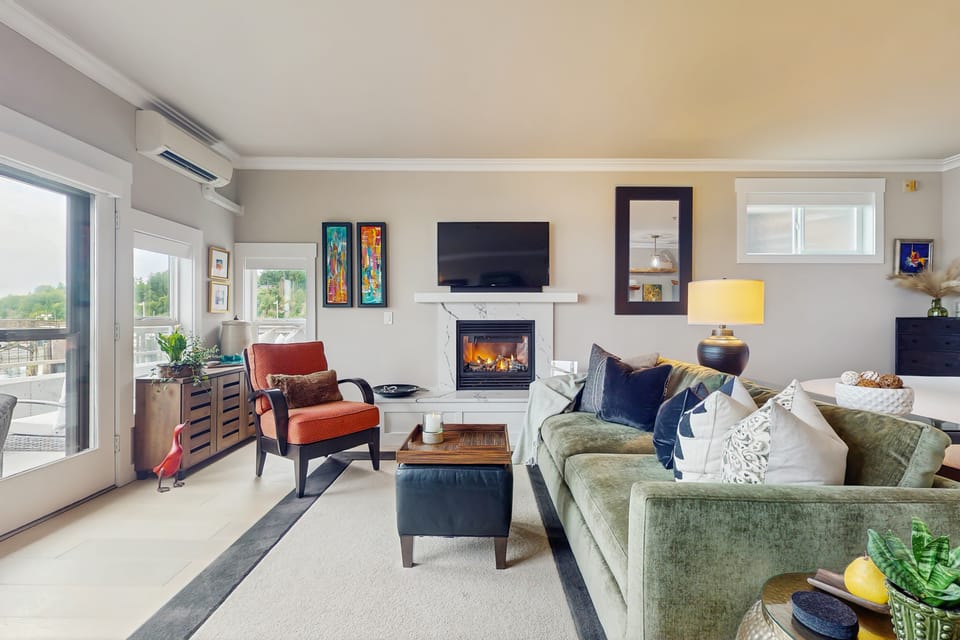 Cascade Mtn & Water Views! Couples Getaway Apartment in Langley