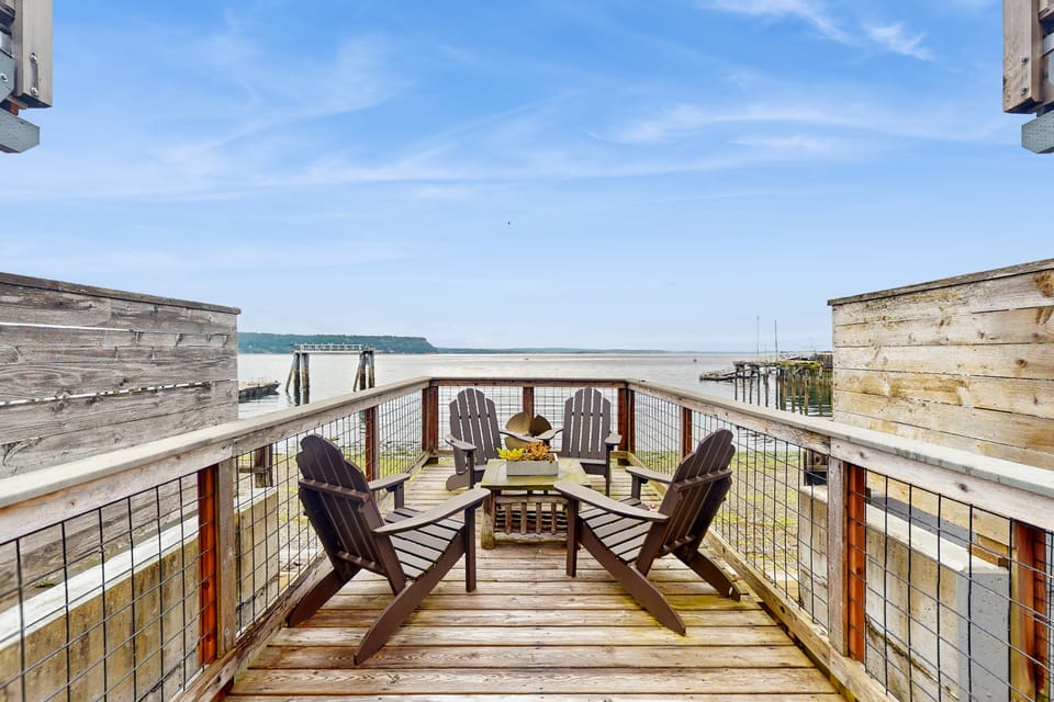 Cascade Mtn & Water Views! Couples Getaway Apartment in Langley