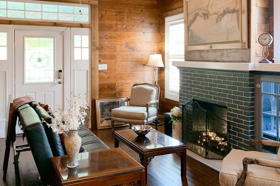 < 2 Mi to Dtwn Waco! Whimsical Home w/ Porch House in Waco