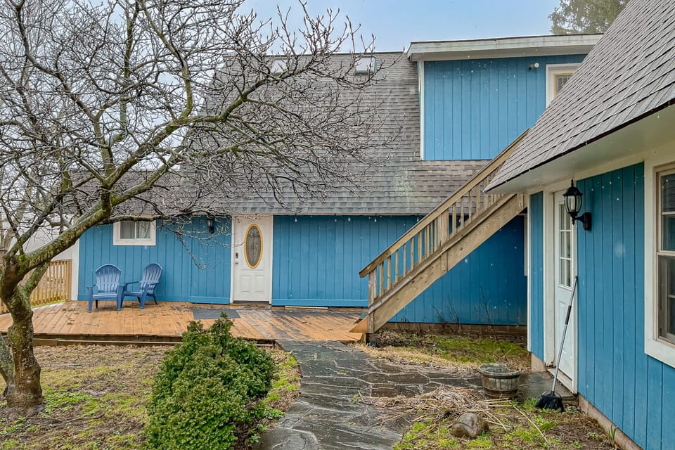 2BR Lake-View Home w/ Streaming, Board Games, AC House in Allegheny River