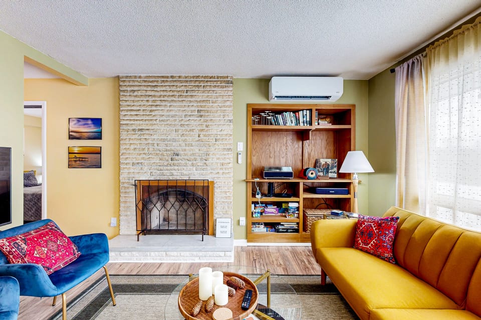 2BR Lake-View Home w/ Streaming, Board Games, AC House in Allegheny River