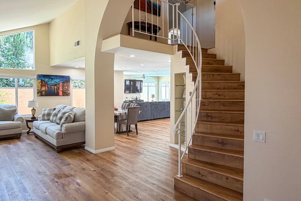 Grill, Large Pool, Plush Patio Furniture, Umbrella House in Upland