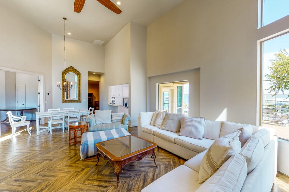 Hot Tub & Views: Luxe Lake Bridgeport Retreat House in Texas