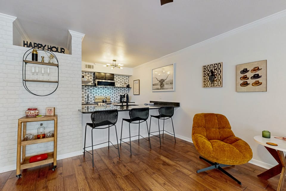 ‘Lakeside Getaway’ w/ Patio on Lady Bird Lake Apartment in Austin