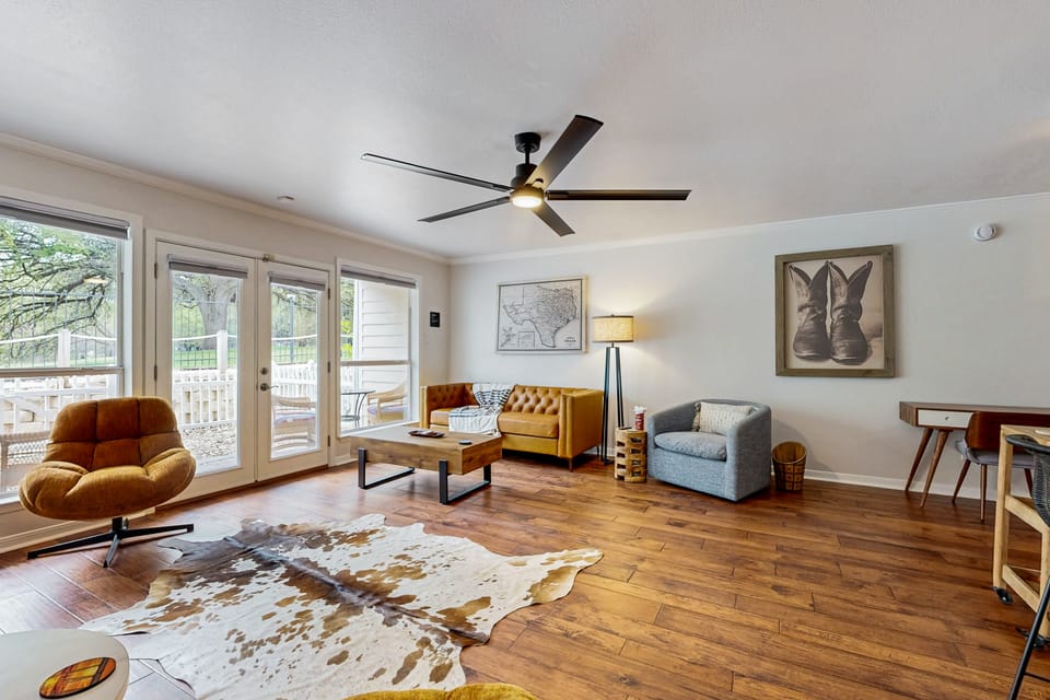 ‘Lakeside Getaway’ w/ Patio on Lady Bird Lake Apartment in Austin
