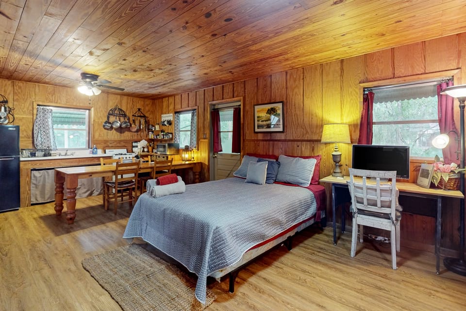 1BR Riverfront w/ Views, Canoe, Grill & Fire Pit House in Florida